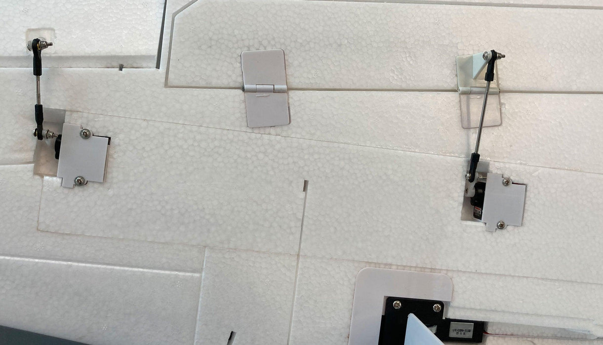 Amewi AMXFlight YAK-11 1450mm Flugzeug BNF (rot/weiß, Schaum)