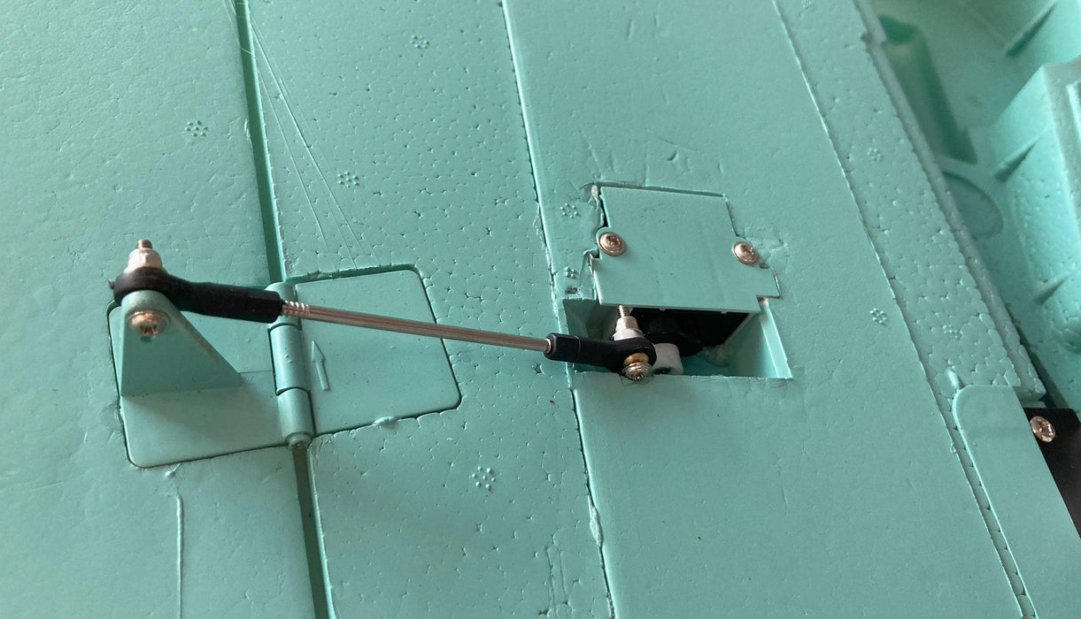 Amewi AMXFlight YAK-11 Militär 1450mm Flugzeug BNF (Tarnung, Schuim)