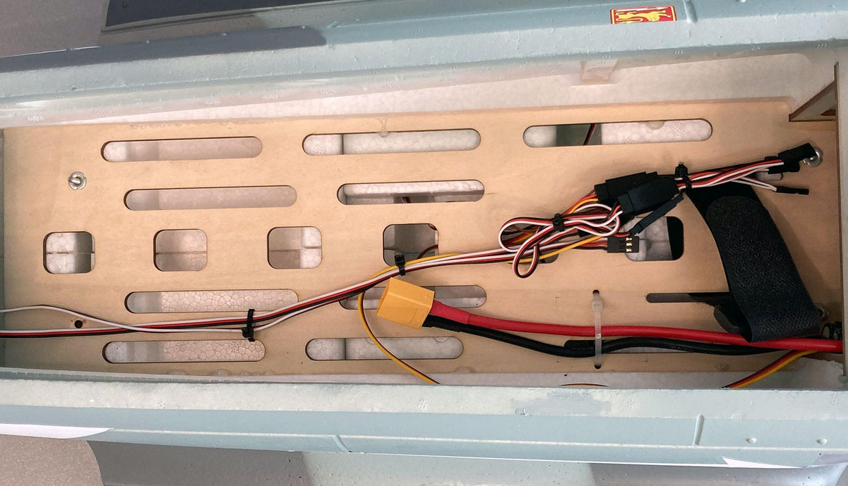 Amewi AMXFlight YAK-11 Militär 1450mm Flugzeug BNF (Tarnung, Schuim)