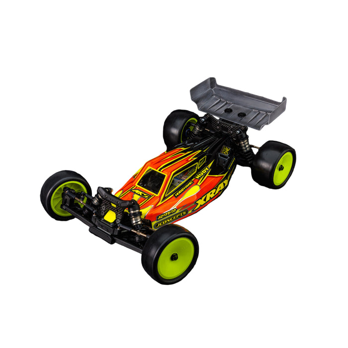 JConcepts S2 XRAY XB2 2025 Karosserie mit Teppich, Kunstrasen, Dirt Wing Leichtbauweise