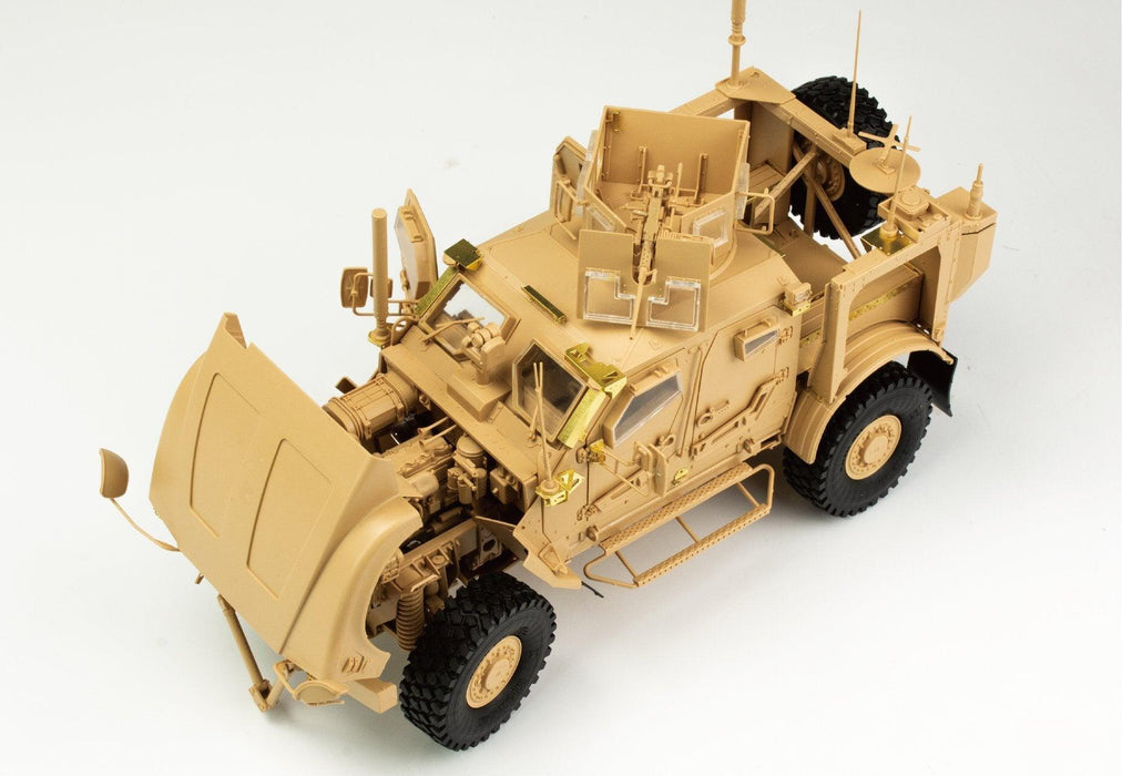 M1240A1 M-ATV (M153 CROWS II) w/ Full Interior Kit 1/35 Model (Plastic) Bouwset RFM 